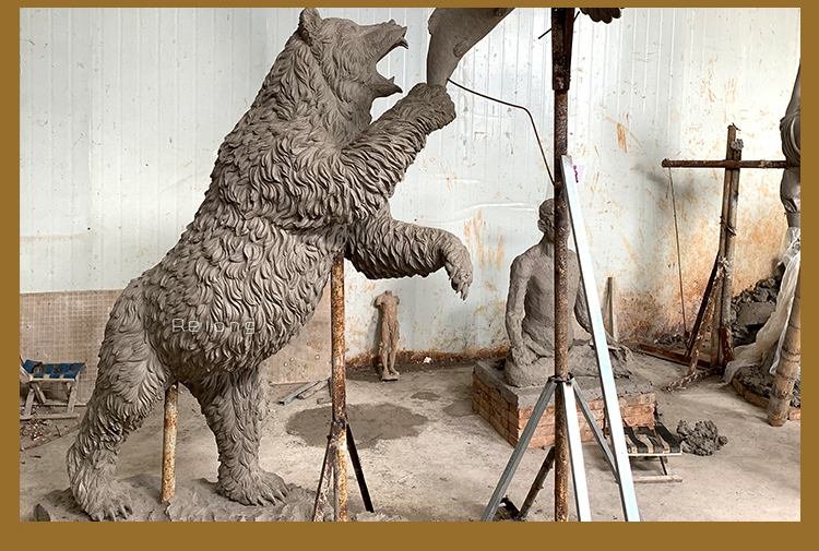 1.3.details of life size bronze bear statue mily sculpture