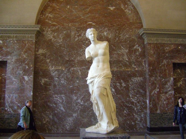 1.1.venus de milo in louvre museum