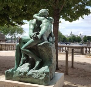 the kiss bronze sculpture