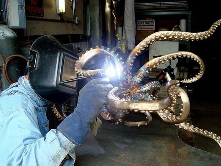 welding for the bronze octopus sculpture-Mily Statue