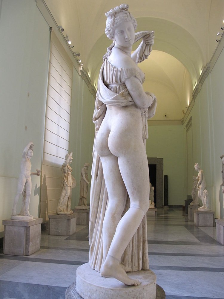8. curvaceous female form statue venus callipyge 1