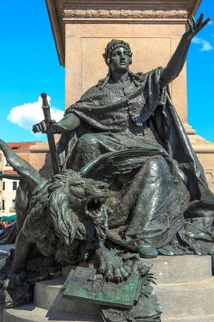 the lion of the vittorio emanuele ii monument