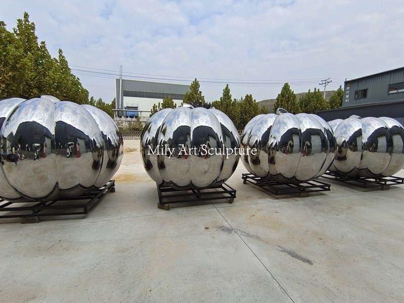 Large Metal High Polished Pumpkin Sculpture in Mily factory (1)