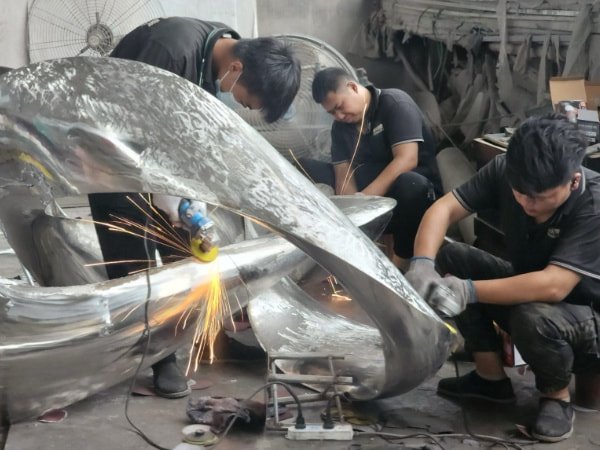 Polishing the metal sculpture