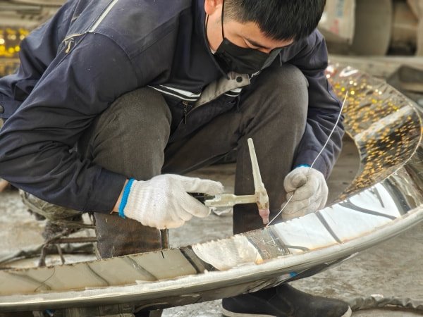 Welding the metal sculpture